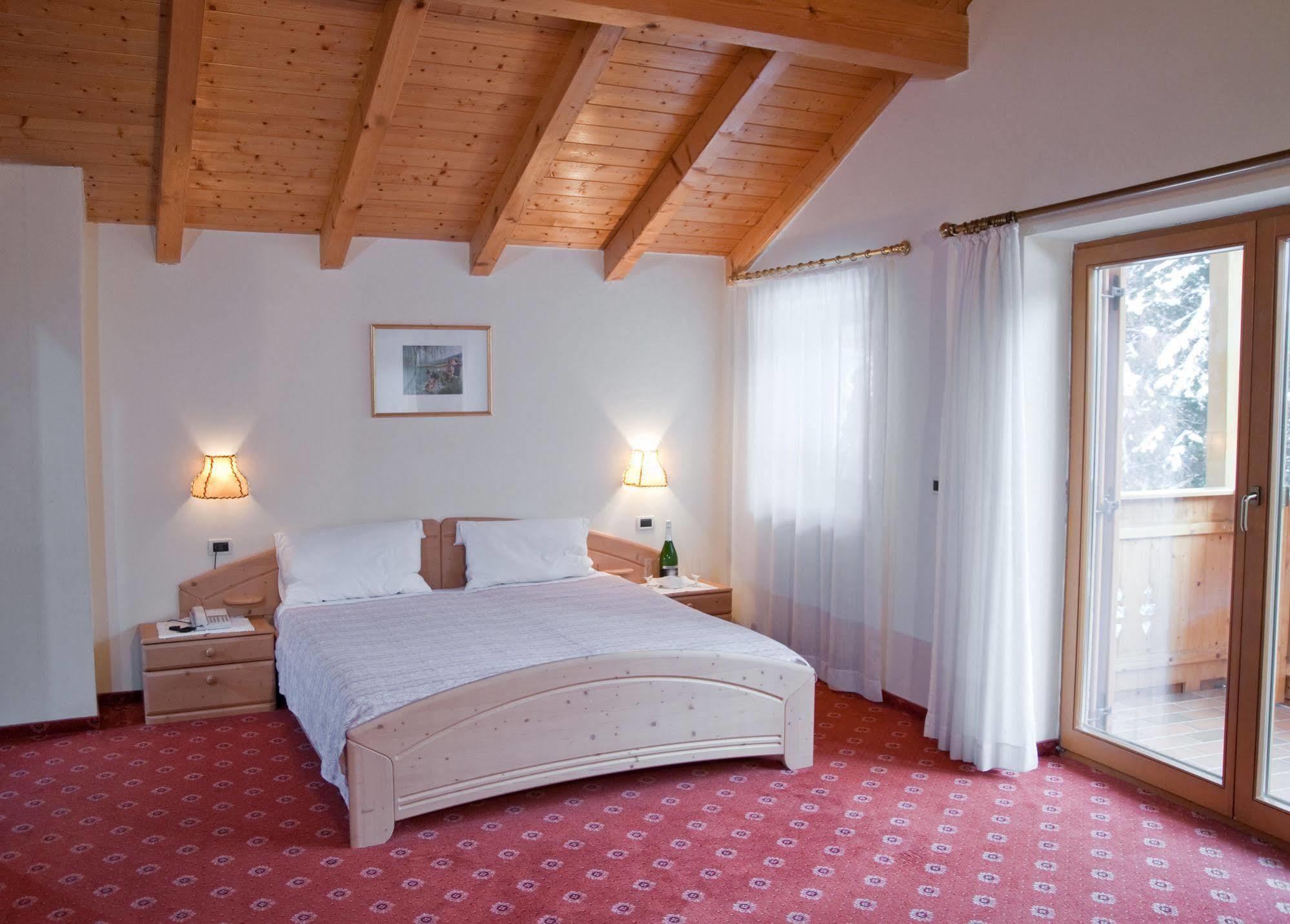 Hotel Waldheim Sarnonico Buitenkant foto