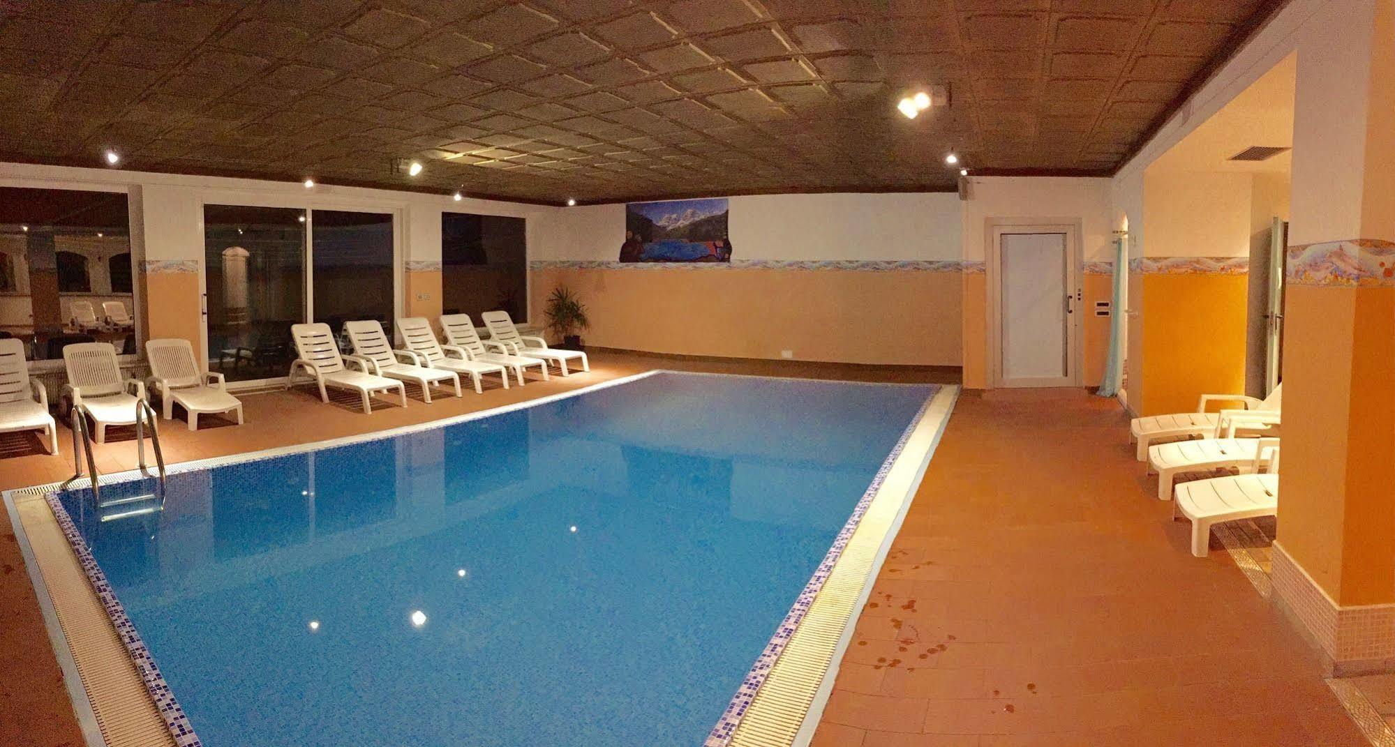 Hotel Waldheim Sarnonico Buitenkant foto